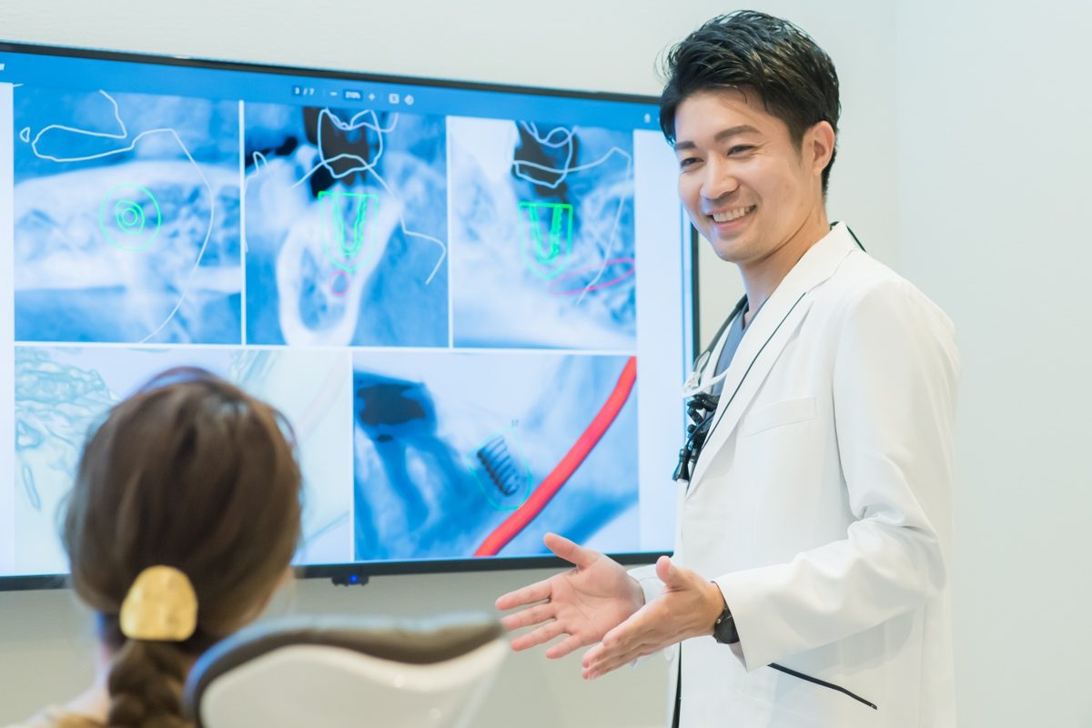 レントゲン画像をお見せしながらご説明する様子