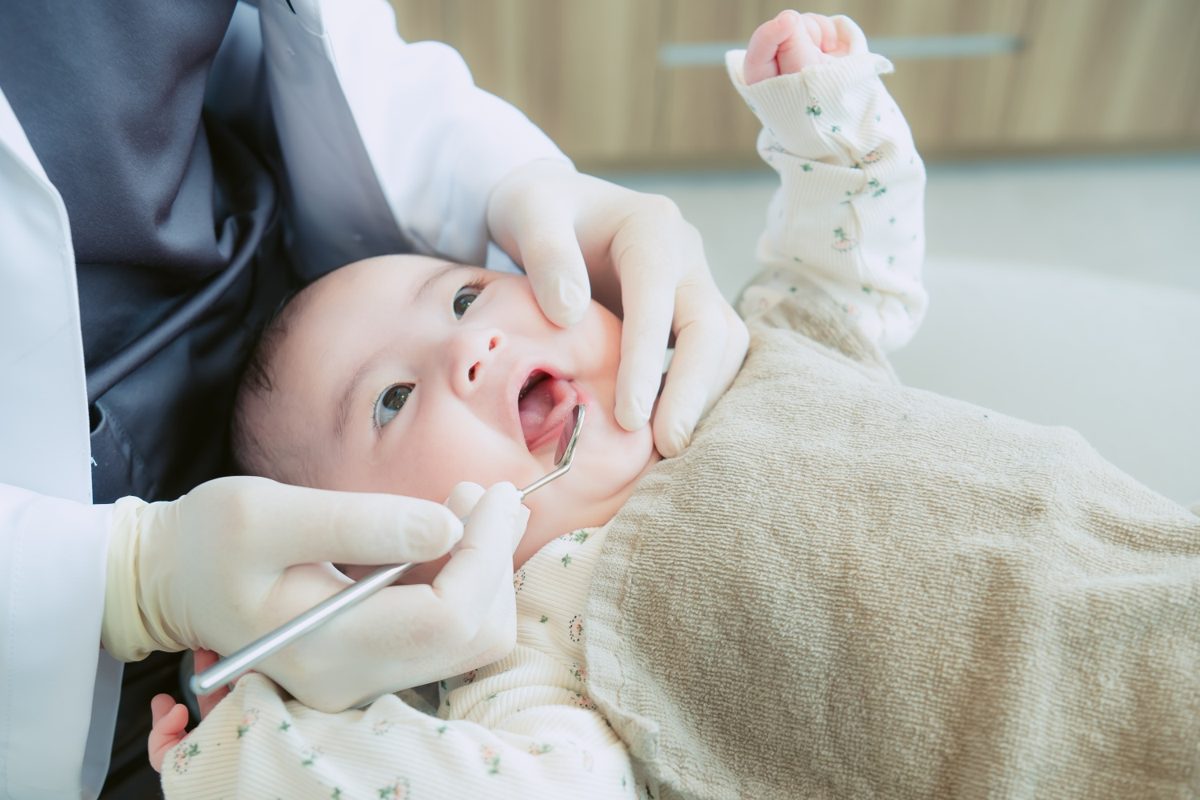 お子さまのお口を診察する様子