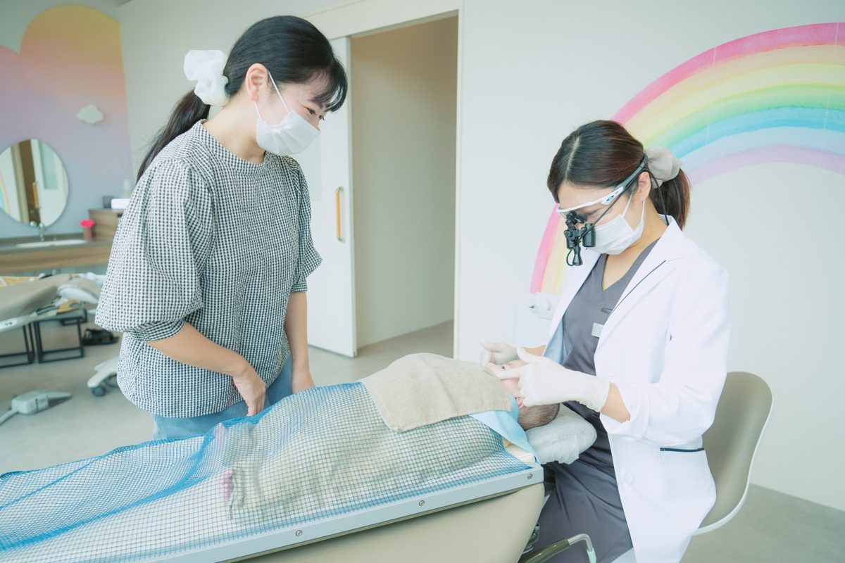 お子さまへの予防処置の様子