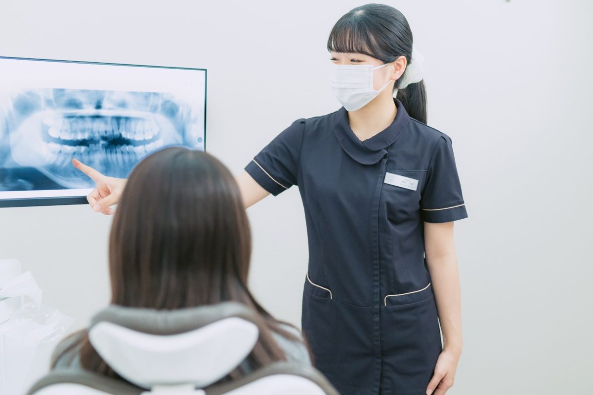 お口の状態をご説明する様子